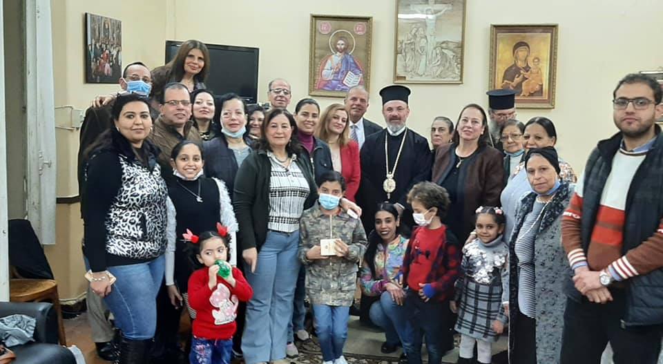 الأنبا ناركيسوس يوزع هدايا عيد الأم على أمهات الروم فى بورسعيد