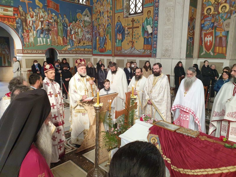 У загрљају Цркве: Божанствена Литургија уз одар епископа Атанасија