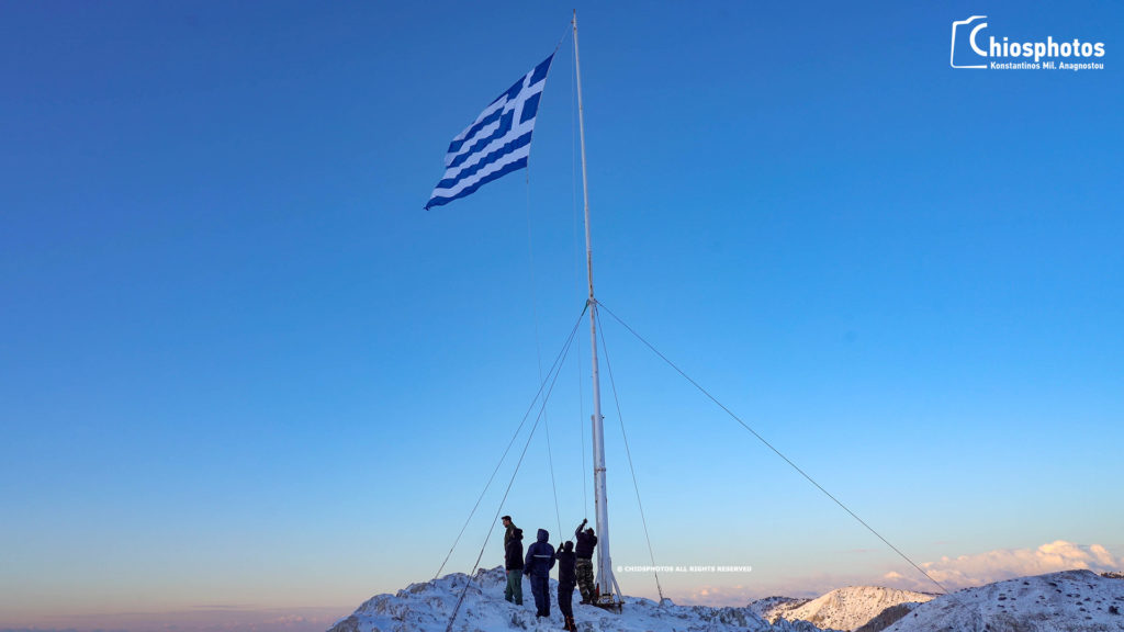Οι Χιώτες ύψωσαν τη γαλανόλευκη στο Πηγάνιο όρος