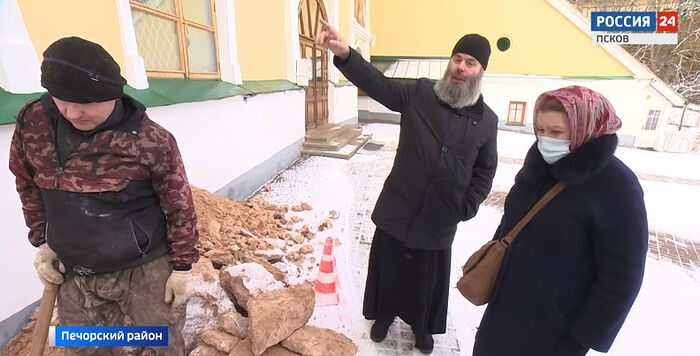 РЕСТАВРАТОРЫ ИЗУЧАЮТ УСПЕНСКИЙ СОБОР ПСКОВО-ПЕЧЕРСКОГО МОНАСТЫРЯ