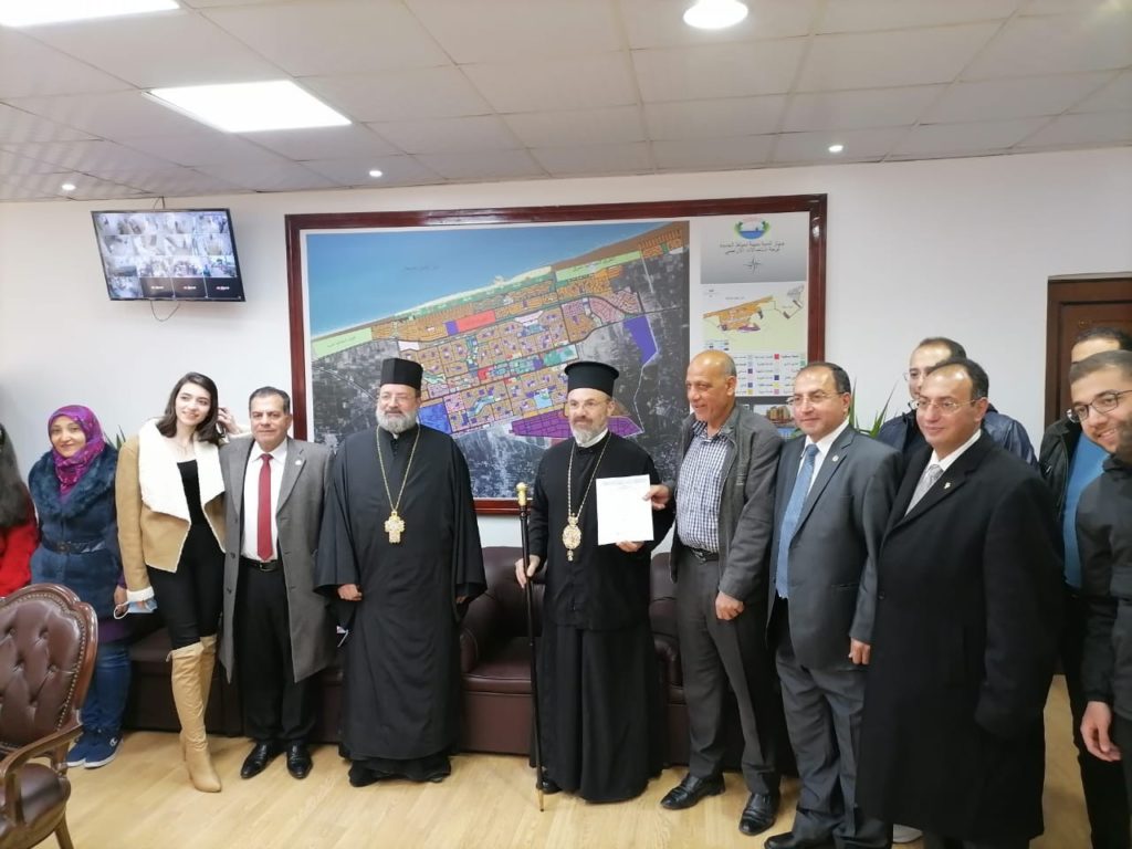 مطران الروم الأرثوذكس يتسلم عقد ارض لبناء كنيسة جديدة بدمياط