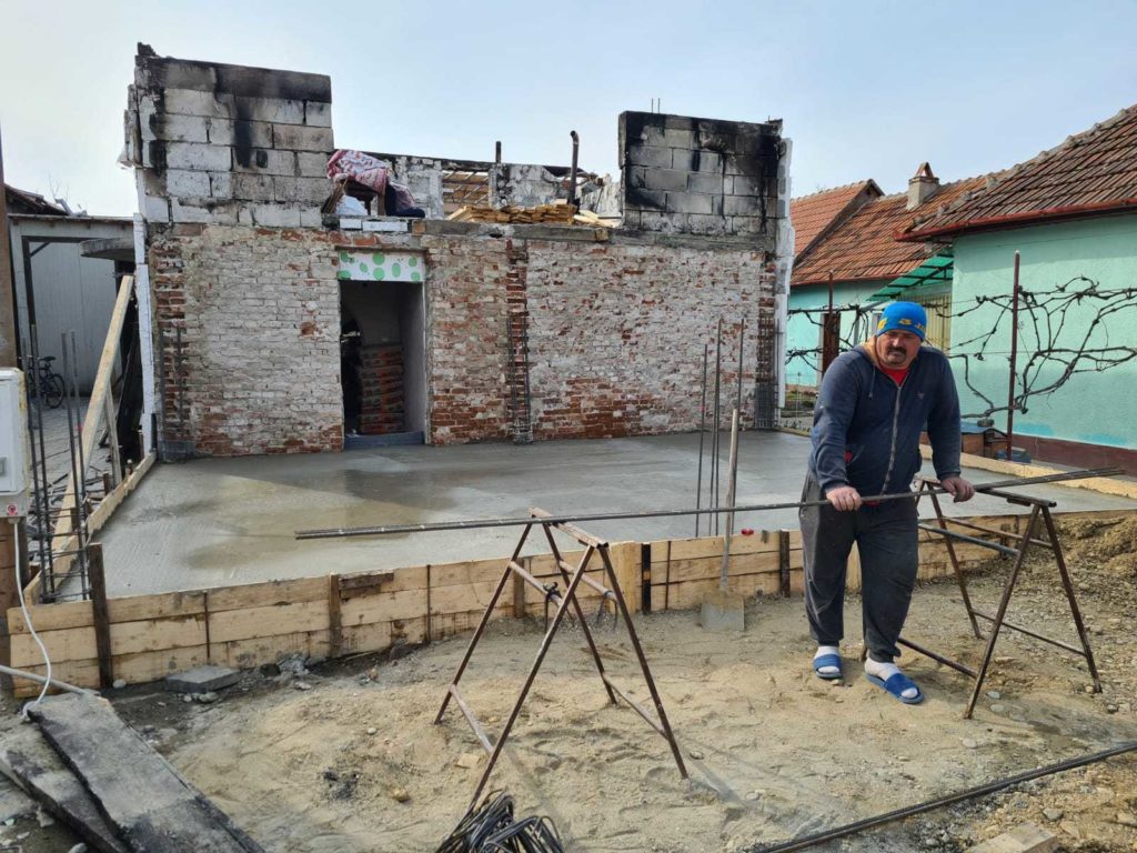 Incendiul din Ghiroda, lecţie de umanitate: Casa unei familii este reconstruită cu sprijinul comunităţii