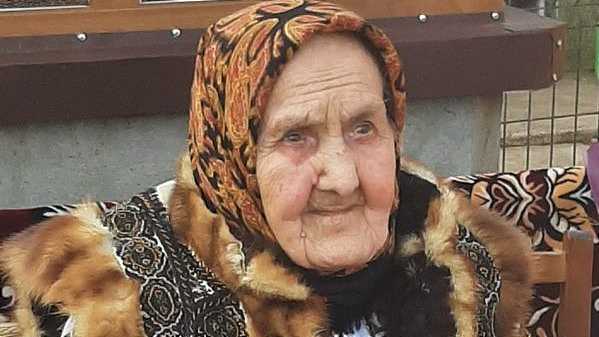 Suceveană omagiată la împlinirea centenarului: Are 17 urmași și a ajutat mereu biserica locală