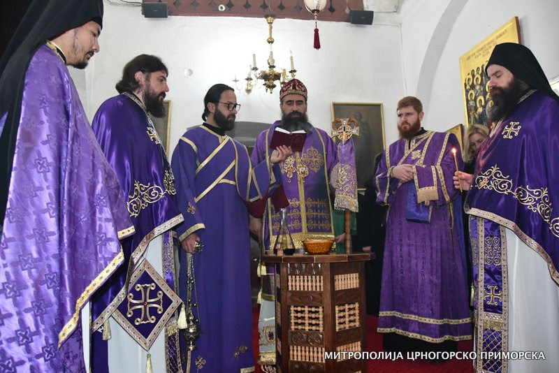 Помен жртвама НАТО бомбaрадовања у Цетињском манастиру