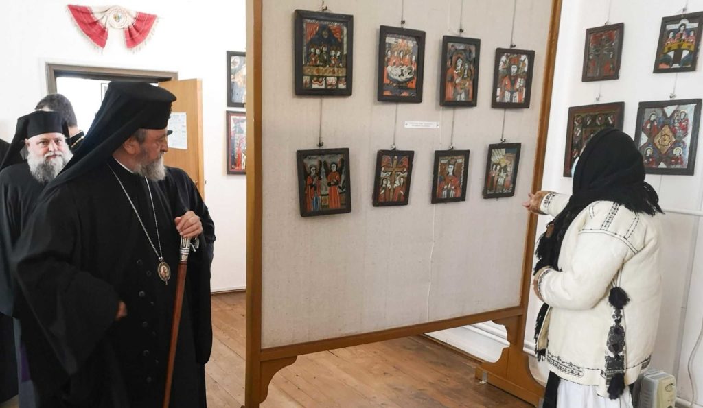 Mitropolitul Ardealului a vizitat cea mai mare expoziţie de icoane pe sticlă din Transilvania