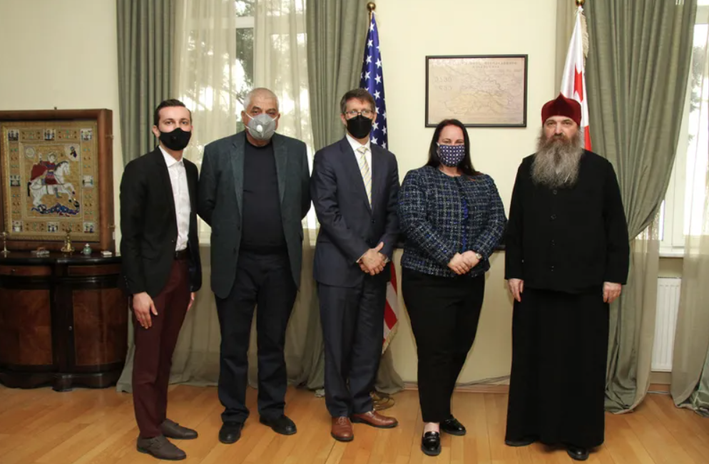 საქართველოში ამერიკის საელჩოს წარმომადგენლები წმ. ანდრია პირველწოდებულის სახელობის ქართულ უნივერსიტეტს ესტუმრნენ