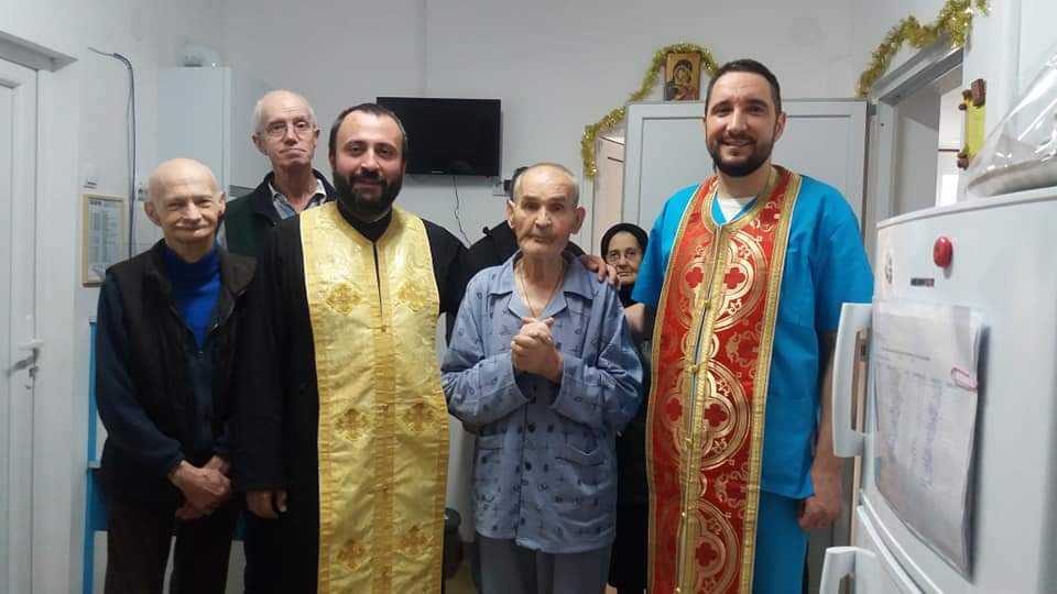 Preot și asistent medical: Pacienții de la Îngrijiri paliative l-au învățat să se bucure cu adevărat de viață