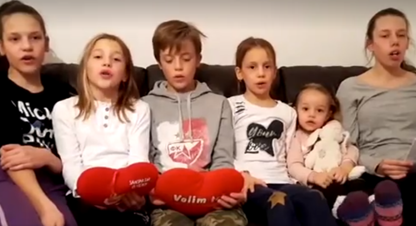 Τα παιδιά τραγουδάνε για τον Αθανάσιο Γιέφτιτς (ΒΙΝΤΕΟ)