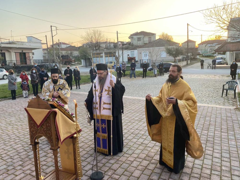 Υπαίθρια οι Χαιρετισμοί λόγω του σεισμού στη Ραχούλα