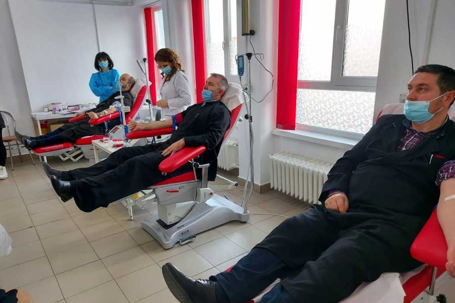 Peste 20 de clerici din Protoieria Drobeta Turnu Severin au donat sânge