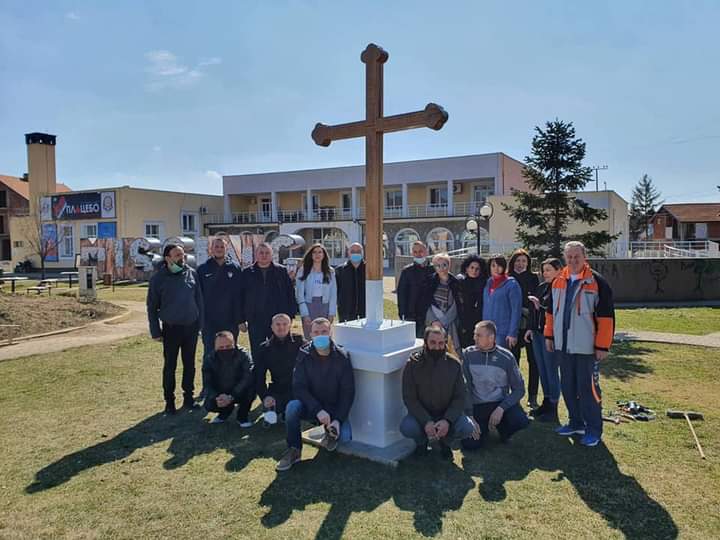 У Грачаници постављен спомен крст