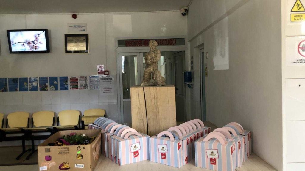 Asociația de la Hârja a oferit trusouri mamelor internate în maternitățile din Eparhia Romanului