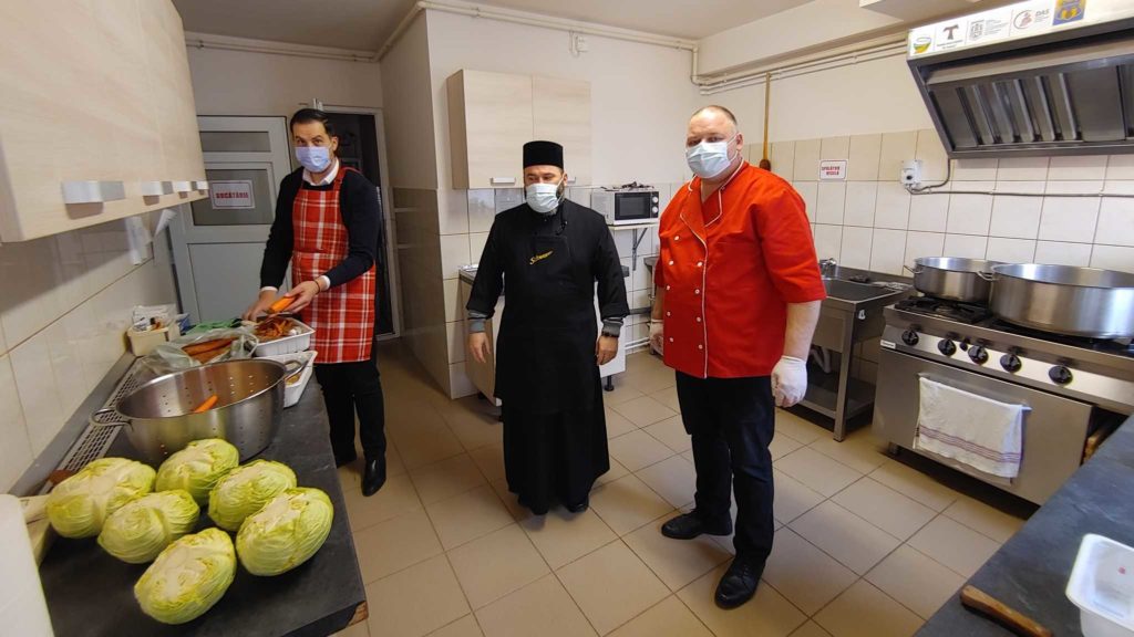 Responsabilul Sectorului Social-Filantropic al Episcopiei Maramureșului a gătit pentru oamenii fără adăpost