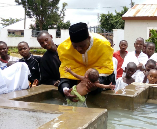 Νεοφώτιστοι στην Ιρίνγκα της Τανζανίας