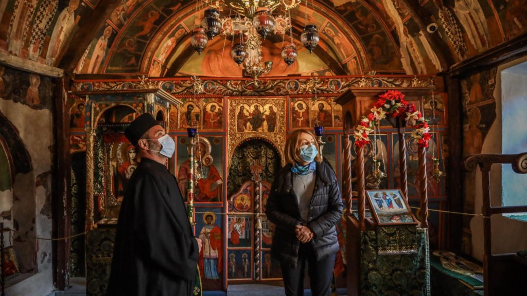 Реставрираха иконостаса на Курилския манастир „Св. Иван Рилски“