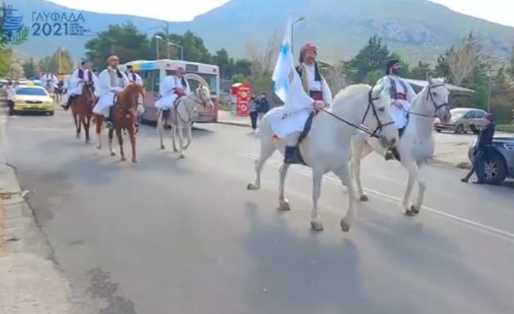 21 έφιπποι καλπάζουν στη Γλυφάδα τιμώντας το 1821
