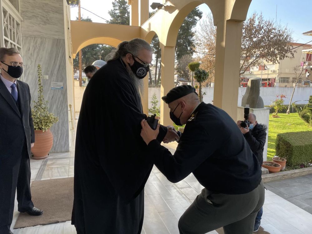 Η ΦΩΤΟΓΡΑΦΙΑ ΤΗΣ ΗΜΕΡΑΣ: Η ευλάβεια του Αρχηγού