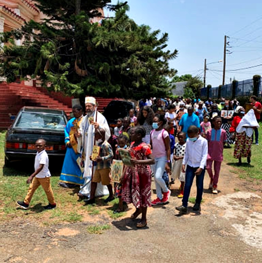 Μπροστά ο δεσπότης στην λιτανεία των Εικόνων στο Καμερούν (ΦΩΤΟ)