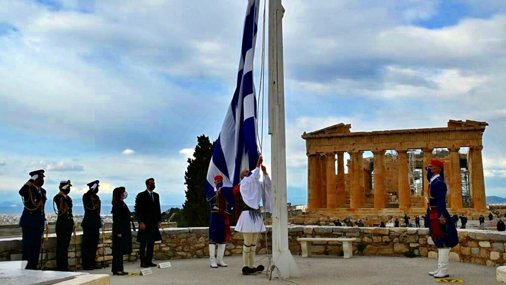 Συγκίνηση στην έπαρση της σημαίας στην Ακρόπολη (ΒΙΝΤΕΟ)