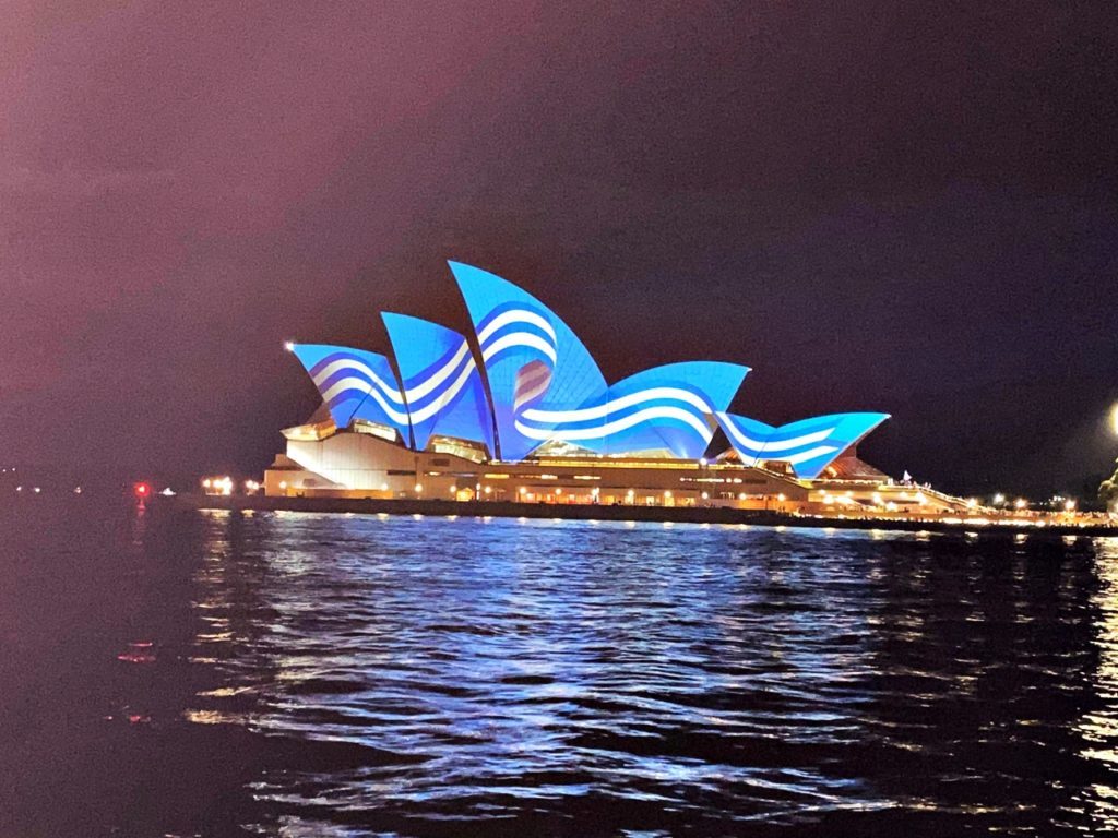 Опера в Сиднее окрасилась в цвета греческого флага