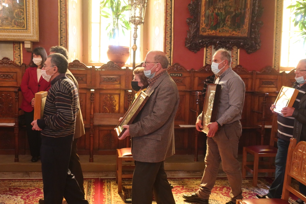 ΣΥΡΟΣ: Φέροντες Εικόνες επί των χειρών