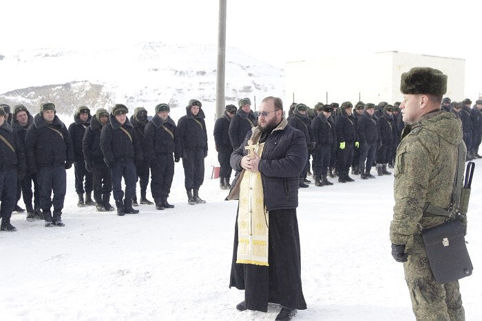 НАСТОЯТЕЛЬ ХРАМА В БУЙНАКСКЕ ПОСЕТИЛ ВОЕННОСЛУЖАЩИХ НА ПОЛИГОНЕ