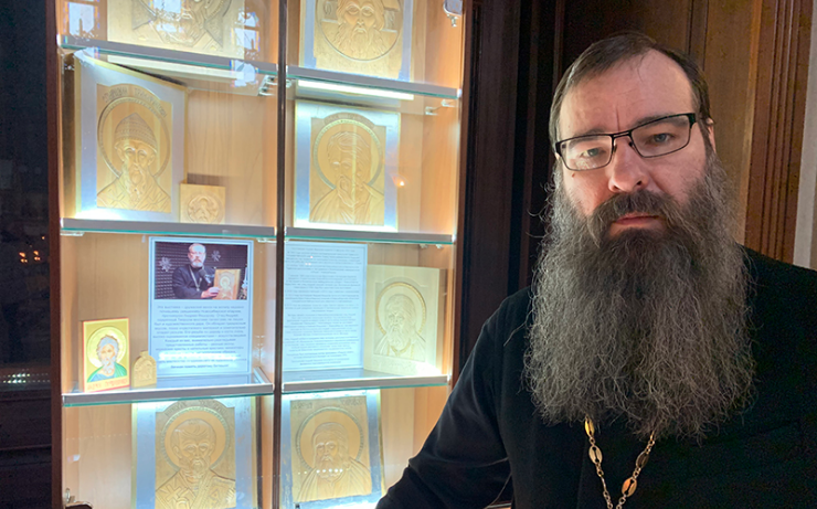 Выставка резных икон открылась в новосибирском храме