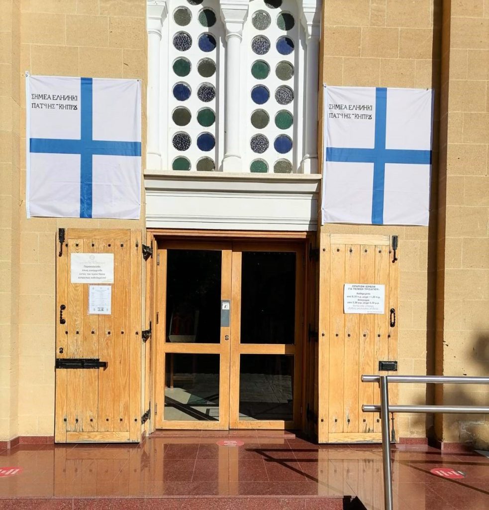 Η σημαία των Κυπρίων του 1821 κυματίζει στους ναούς της Κύπρου