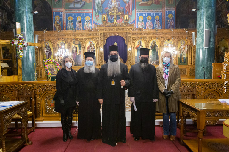 Митрополията на Фтиотида връчи парични чекове на 100 семейства от град Ламия