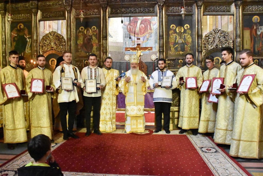 Cluj Cathedral’s chanters, sextons receive ecclesiastical awards as recognition from Metropolitan Andrei