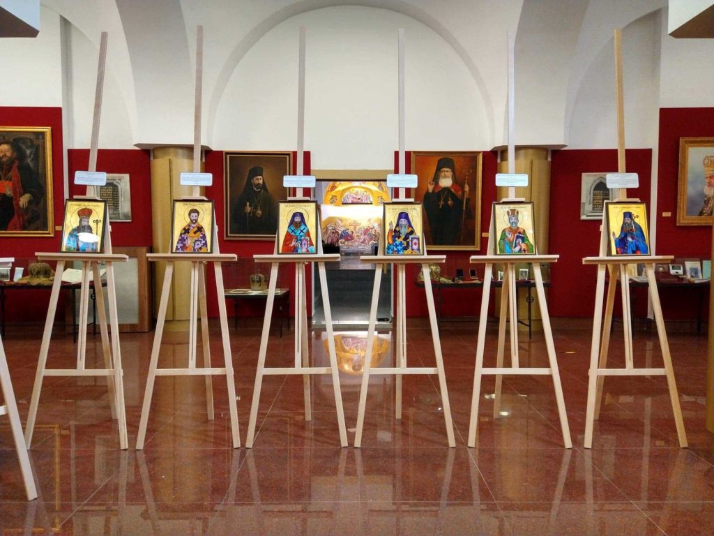 Muzeul Mitropoliei Clujului a vernisat o expoziție de icoane pe sticlă dedicată sfinților ierarhi români