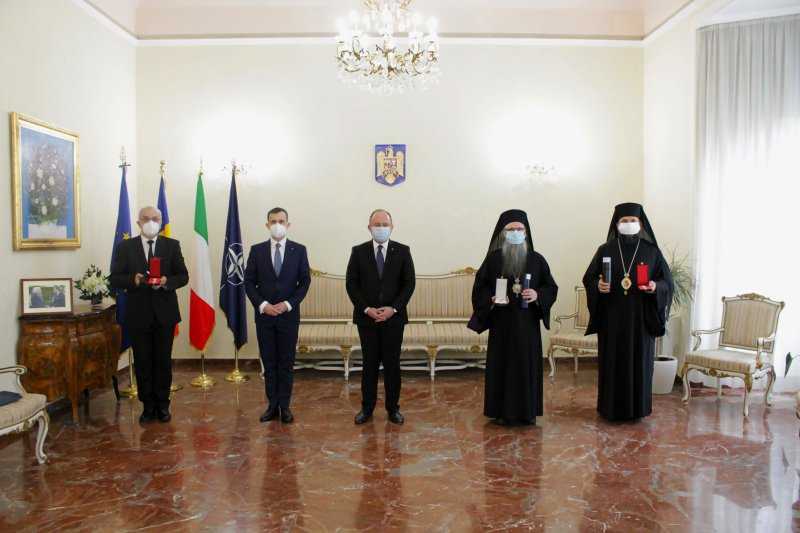 Ierarhii din Italia, decoraţi de Preşedintele României | „Le dedicăm tuturor clericilor, preoteselor și voluntarilor”