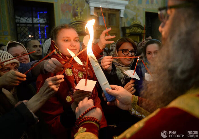 БЛАГОДАТНЫЙ ОГОНЬ РАЗДАДУТ В ПЯТНАДЦАТИ ХРАМАХ МОСКВЫ