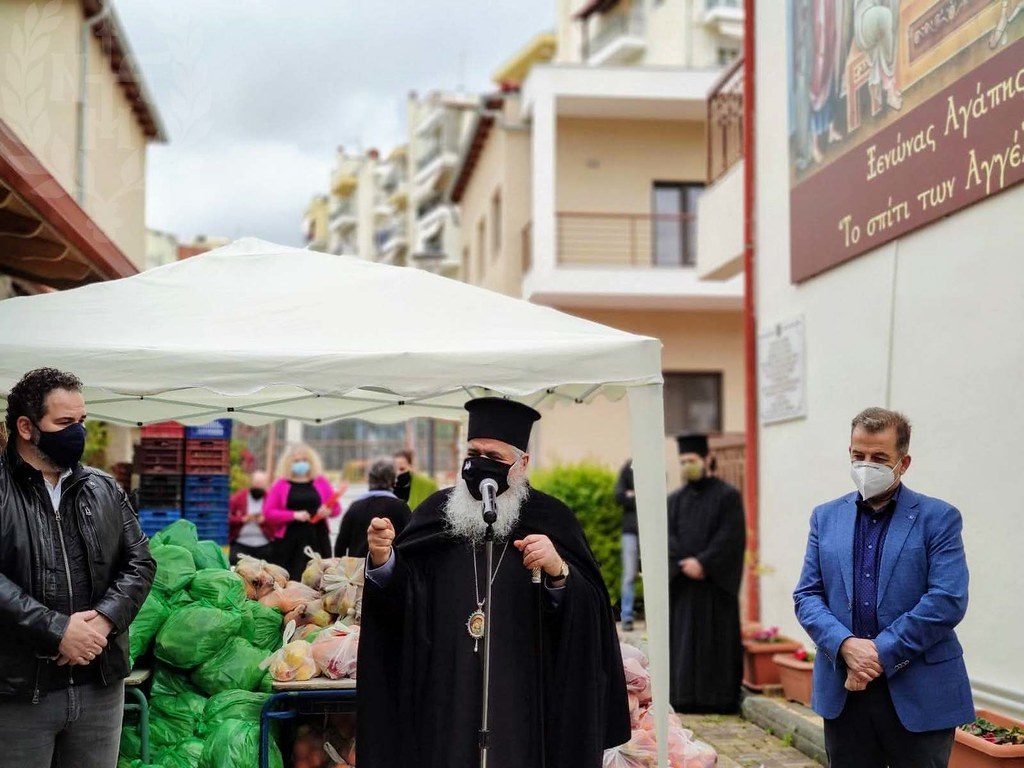 Ο Μητροπολίτης Νεαπόλεως μοίρασε τρόφιμα για το Πάσχα