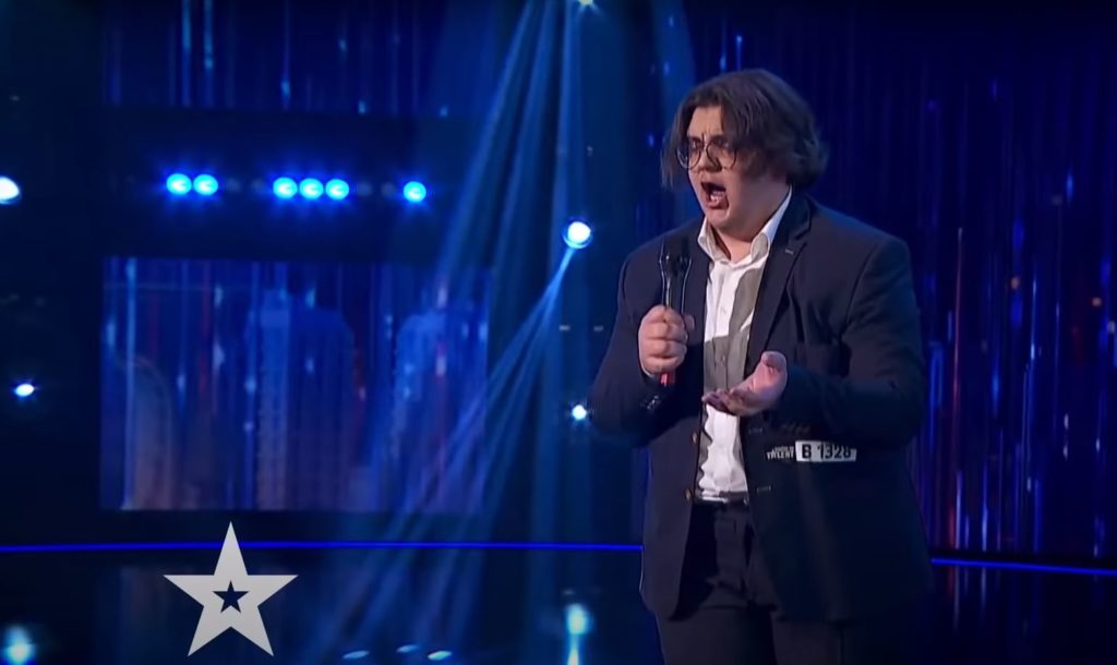 Student teolog uimește juriul la Românii au talent. „Aleg muzica. Rămân un om al Bisericii”