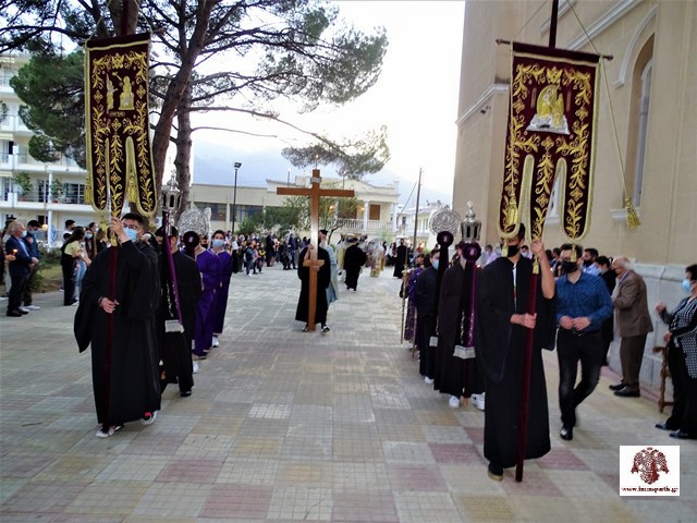 Περιφορά Επιταφίου πέριξ του Μητροπολιτικού Ναού στη Σπάρτη