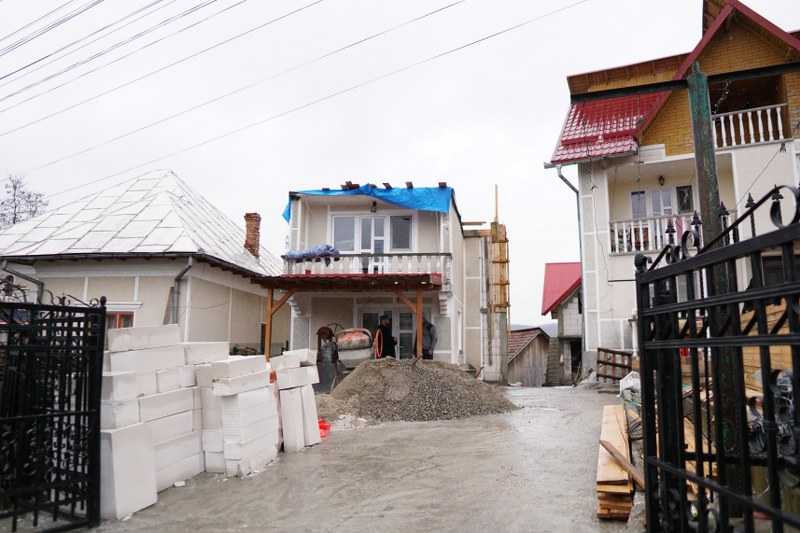 Arhiepiscopia Argeşului ajută o familie în refacerea imobilului afectat de incendiu