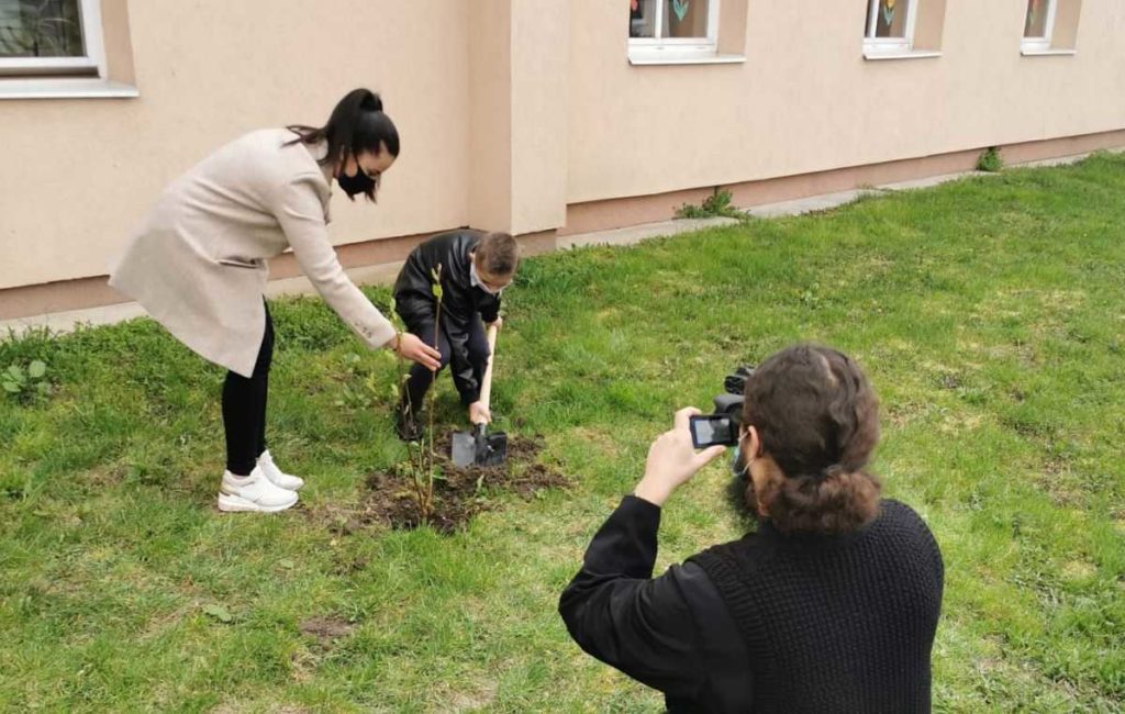 Gest simbolic: A fost plantat un copac ca simbol al trăiniciei româneşti la Micherechi, Ungaria