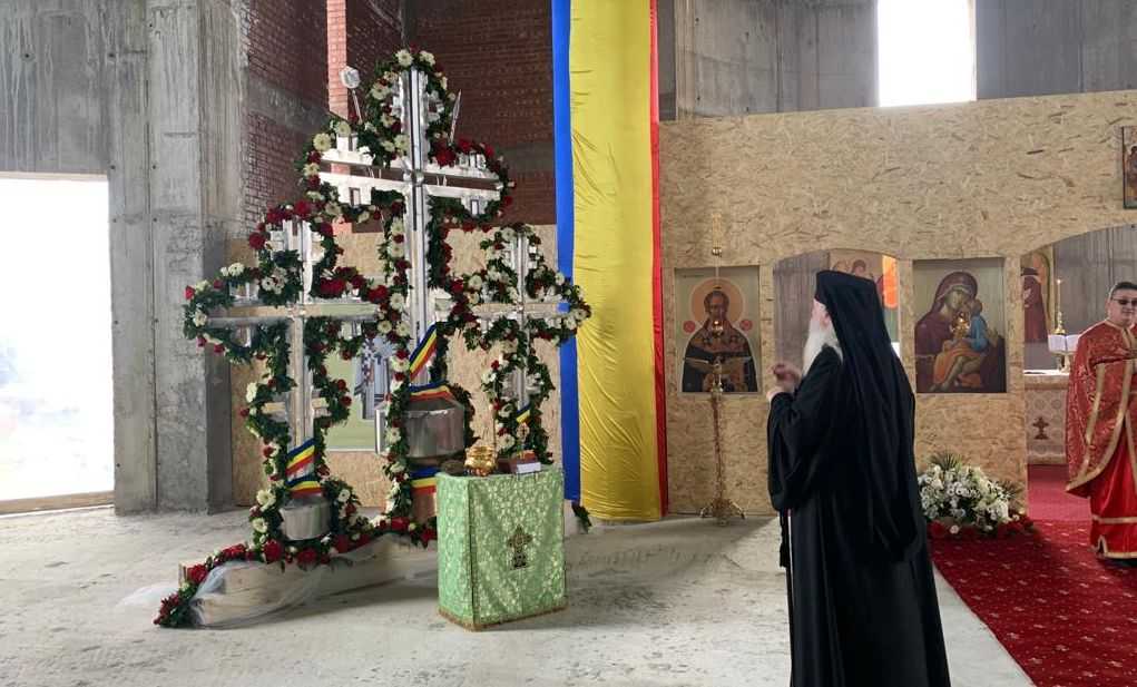 Mitropolitul Banatului a binecuvântat crucile noii biserici din Giroc