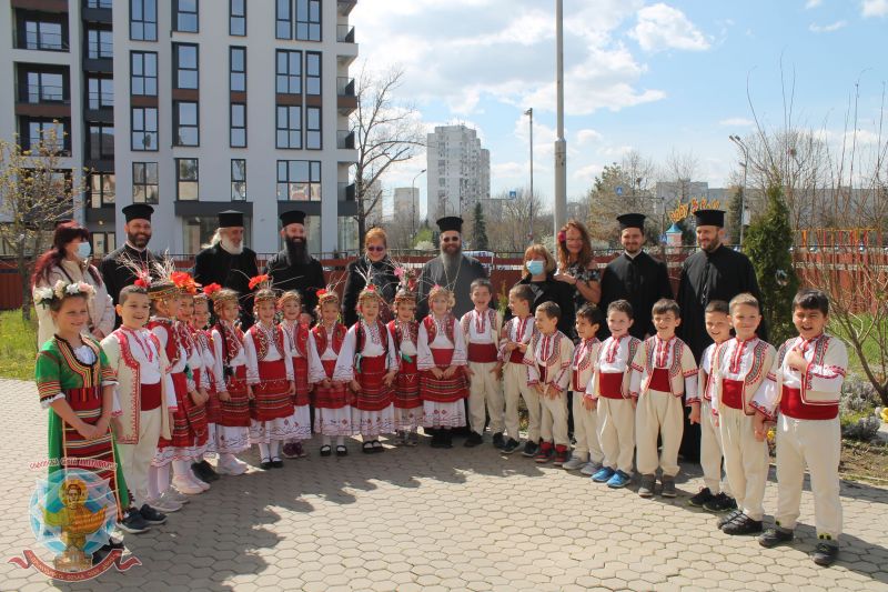 Лазарки от детска градина „Елхица“ гостуваха в столичния храм „Рождество Христово“