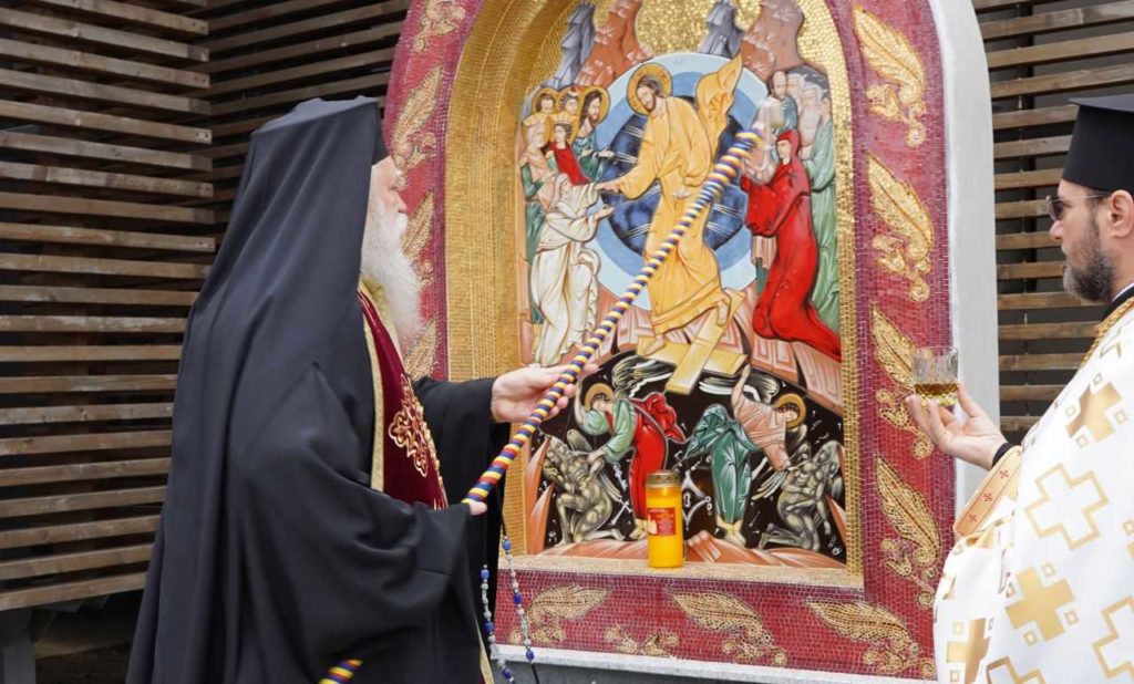 Arhiepiscopul Calinic a inaugurat o troiţă în incinta Aeroportului din Suceava