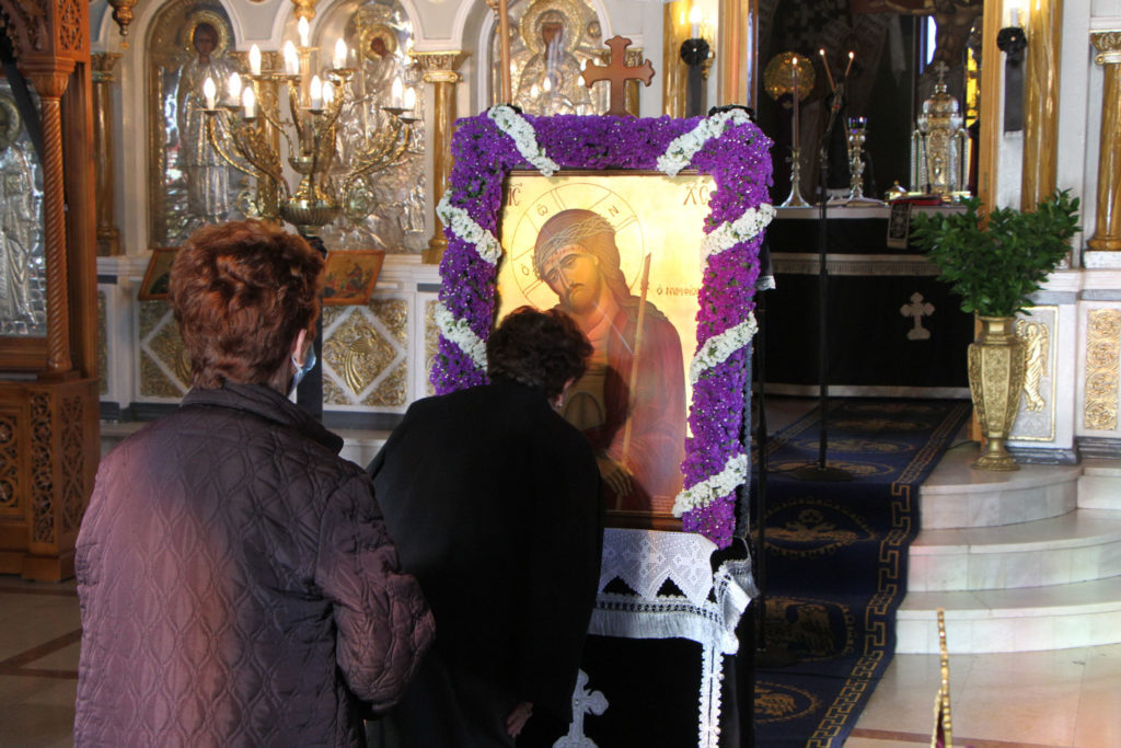 Οι πιστοί της Καλαμάτας προσκύνησαν τον Νυμφίο Χριστό