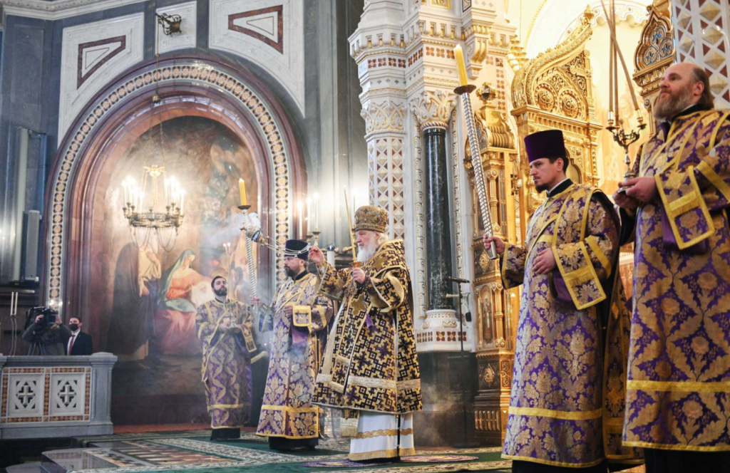 В канун Недели Крестопоклонной Святейший Патриарх Кирилл совершил всенощное бдение в Храме Христа Спасителя