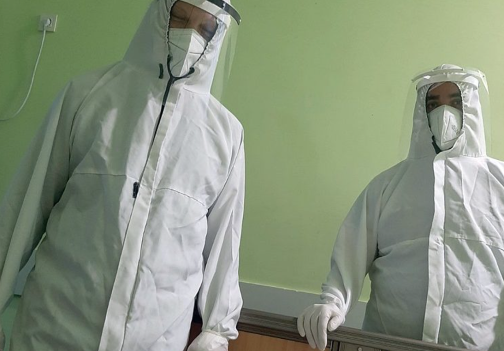 Владика Димитрије и волонтери Епархије помажу на ковид одјељењима