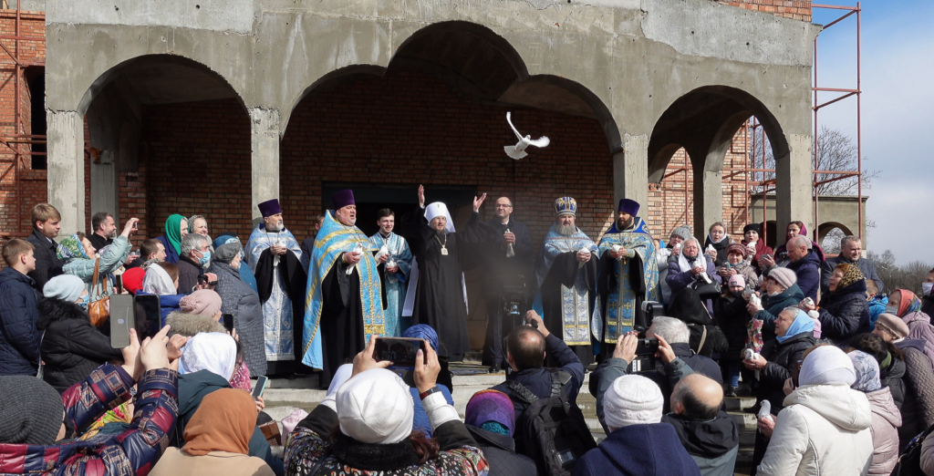 Патриарший экзарх всея Беларуси совершил освящение закладного камня в основание храма Благовещения Пресвятой Богородицы в Минске
