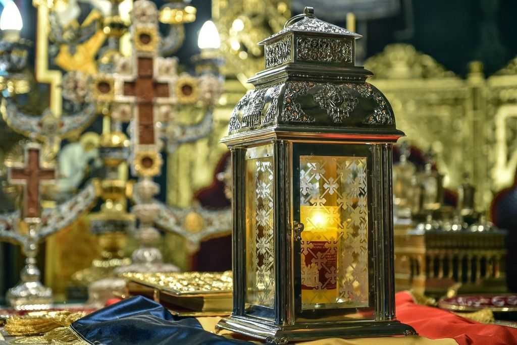 Românii se vor bucura şi anul acesta de prezenţa Sfintei Lumini de la Ierusalim. Când ajunge în ţară