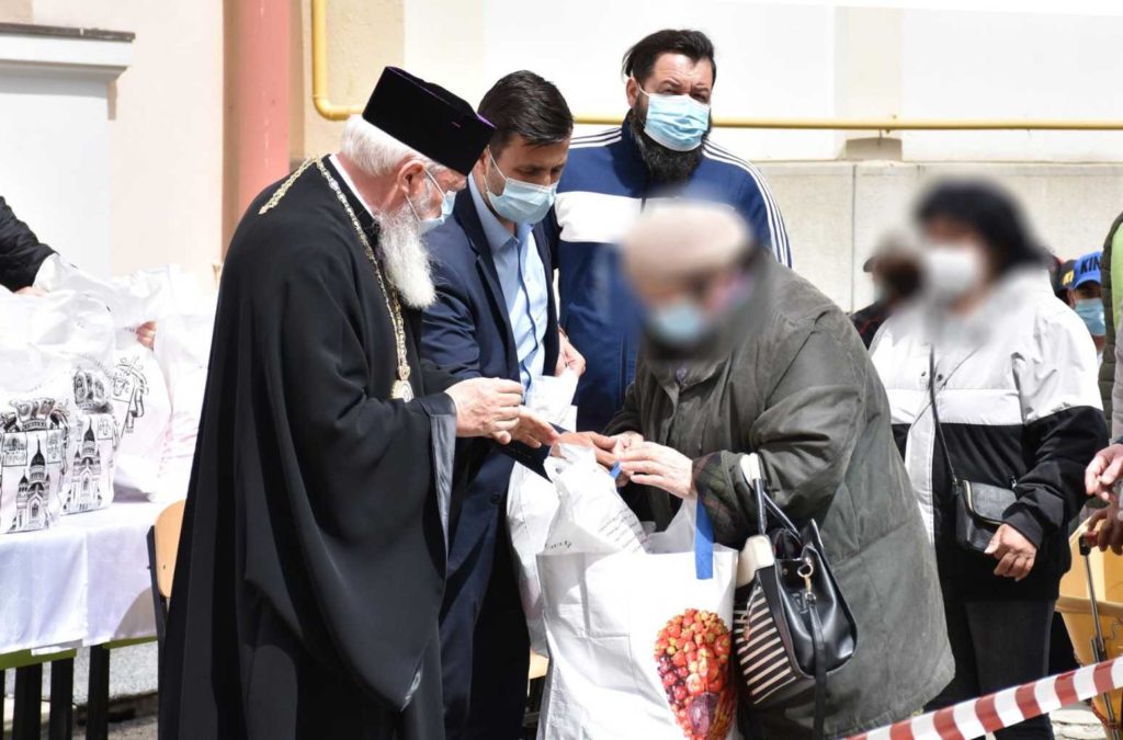 Mai multe familii de romi din Pata Rât şi Turda au primit daruri din partea Mitropolitului Andrei