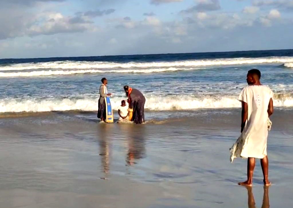 Ρίγος συγκίνησης με βαπτίσεις στα νερά του Ωκεανού  (ΒΙΝΤΕΟ)