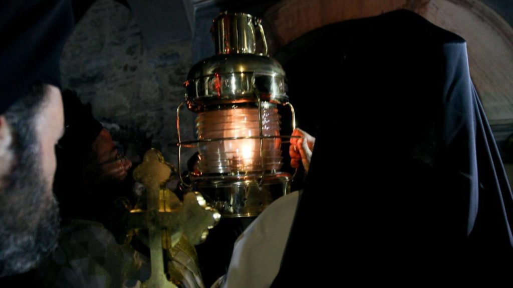 Το Άγιο Φως στην Κρήτη το απόγευμα του Μεγάλου Σαββάτου