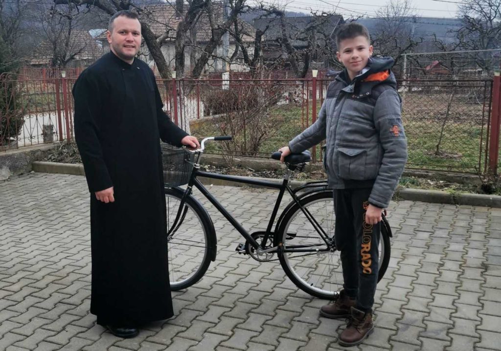 Clericul care oferă biciclete copiilor: „Vin dintr-o familie de preoţi şi i-am văzut pe ai mei dăruind tot timpul”